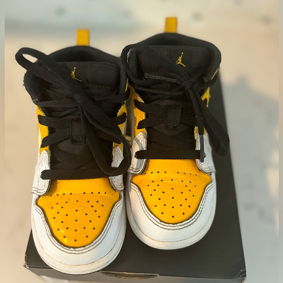 Jordan 1 mid white/university gold toddler size 8C - Picture 4 of 4